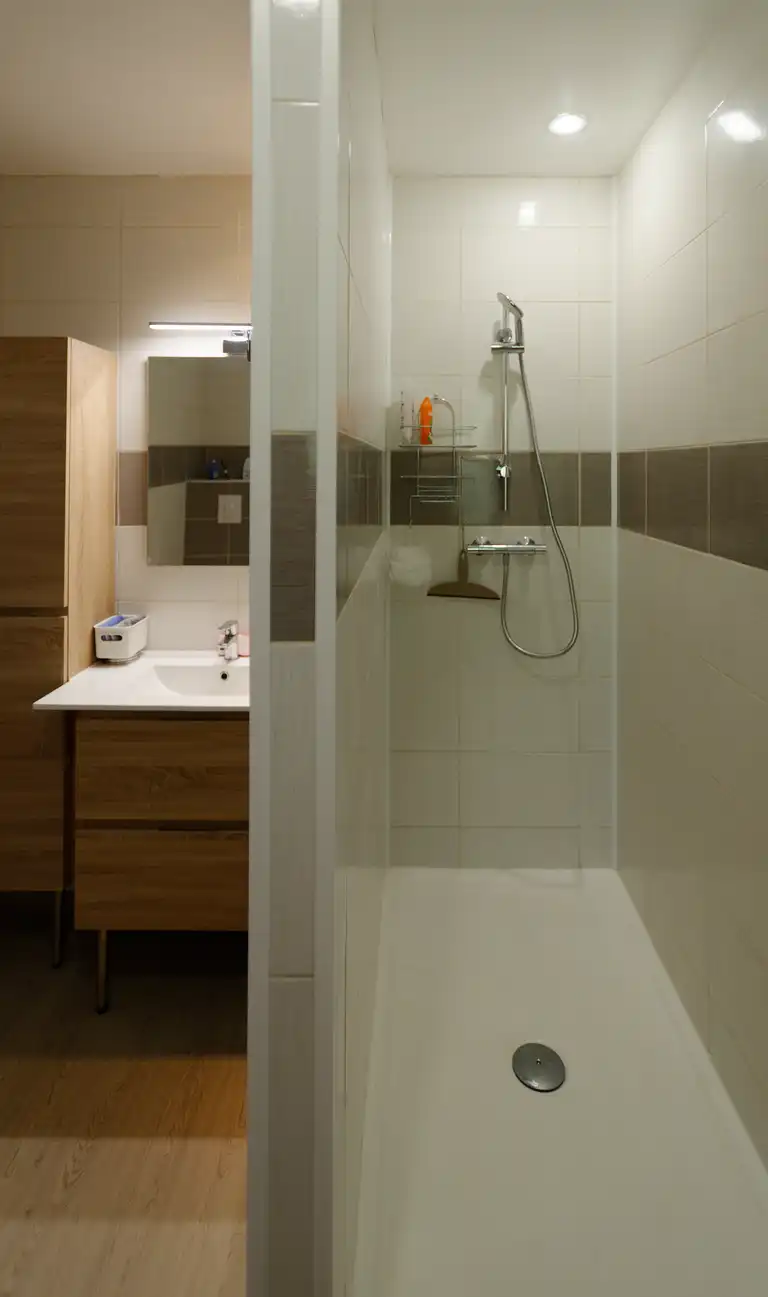 Salle de bain moderne et fonctionnelle