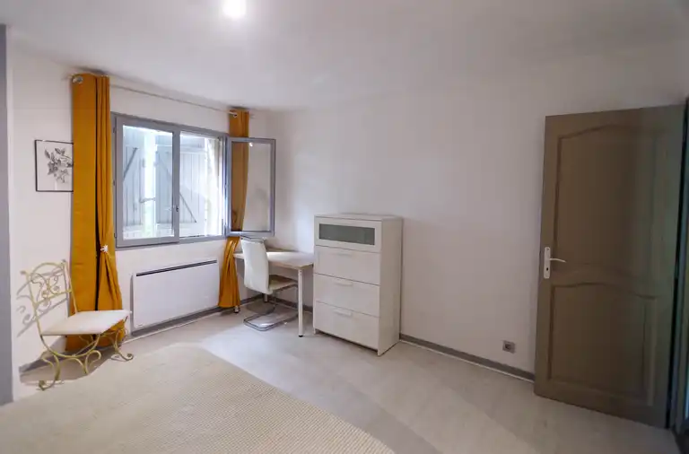 Décoration soignée de la chambre