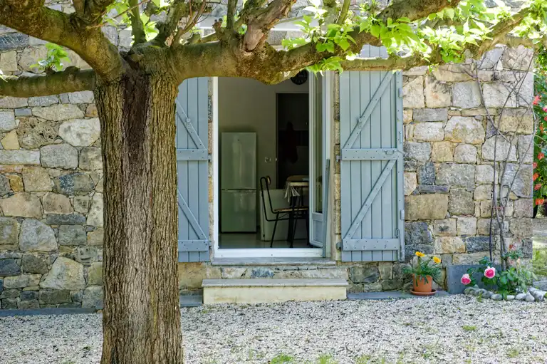 Terrasse et jardin ensoleillé