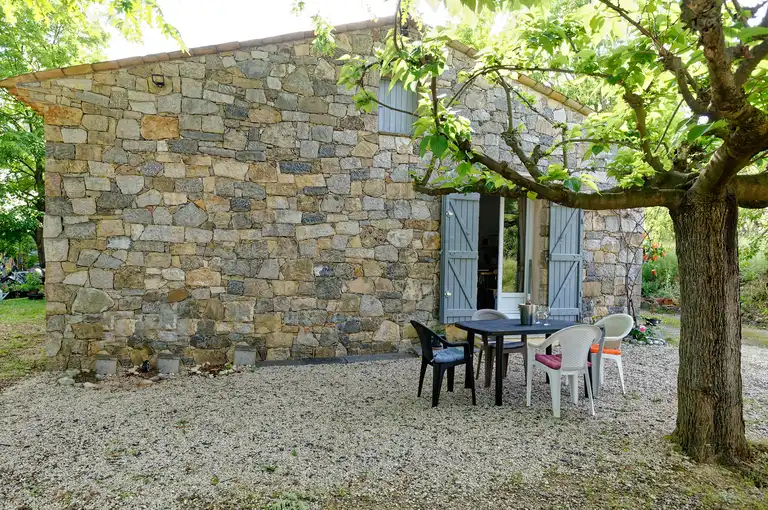 Vue dégagée depuis le jardin