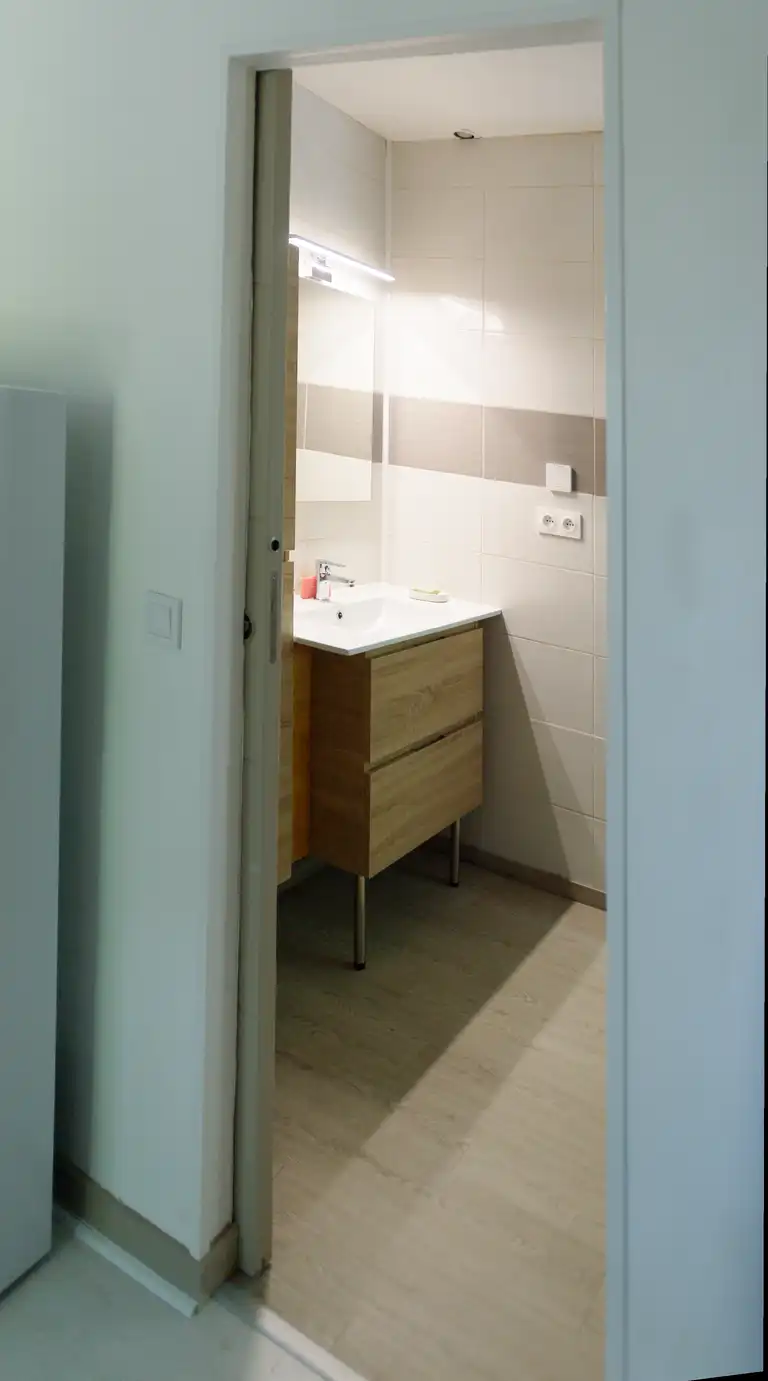 Vasque et miroir de la salle de bain