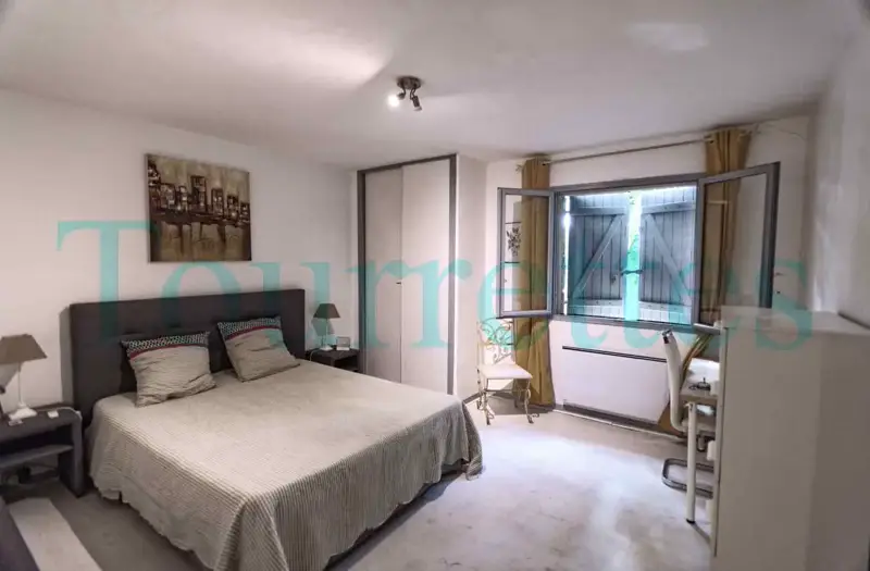 Chambre spacieuse location T1 Les Lavandins