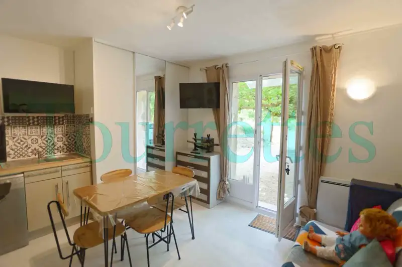 Séjour lumineux avec canapé convertible BZ